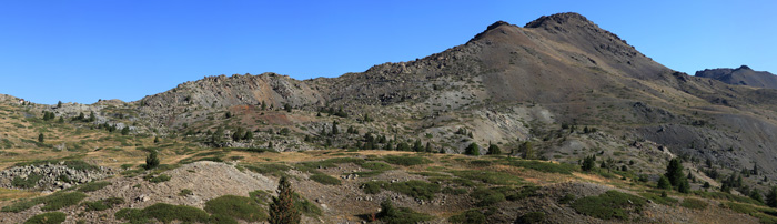 Panorama de l'ar&ecirc;te Ouest du Chenaillet depuis le lac des Sarailles